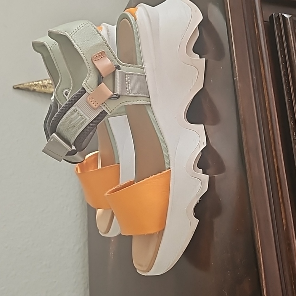 Sorel kinetic y strap sandal green orange